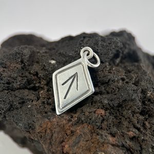 TIWAZ, RUNA, PŘÍVĚŠEK ZE STŘÍBRA 925 - PŘÍVĚSKY - STŘÍBRNÉ ŠPERKY