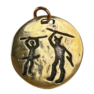 KRIGER, VÁLEČNICKÝ AMULET, SKALNÍ RYTINA TANUM, ŠVÉDSKO, MOSAZ - PŘÍVĚSKY - ŠPERKY