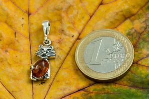 KOČKA, STŘÍBRNÝ PŘÍVĚSEK S JANTAREM, AG 925 - ŠPERKY S JANTAREM - STŘÍBRNÉ ŠPERKY
