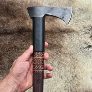 VALAŠKA - ČIČMANY, TRADIČNÍ KOVANÁ SEKERA - SEKERY - ZBRANĚ