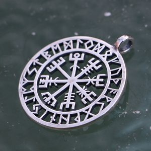 VEGVÍSIR - ISLANDSKÝ KOMPAS, STŘÍBRNÉ NÁUŠNICE A STŘÍBRNÝ PŘÍVĚSEK, AG 925 - SETY STŘÍBRNÝCH ŠPERKŮ - STŘÍBRNÉ ŠPERKY