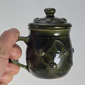 VODNICKÝ HRNEK NA DUŠIČKY - HISTORICKÁ KERAMIKA - STOLOVÁNÍ