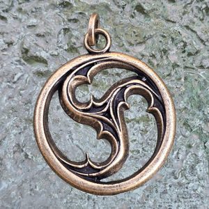 GOTICKÝ TRISKEL, OKNO KATEDRÁLY, PŘÍVĚSEK, ZINEK, STAROMOSAZ - STŘEDOVĚKÉ AMULETY - ŠPERKY