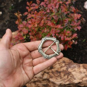 OPASKOVÁ SPONA, ANGLIE, XV.-XVI. STOLETÍ, STAROMOSAZ - OPASKOVÉ SPONY A KOVÁNÍ - MÓDA