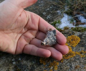 DIVOČÁK - KANEC, MASIVNÍ AMULET KANČÍ HLAVA BRONZ - PŘÍVĚSKY - ŠPERKY
