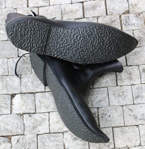 GOTICKÉ NÍZKÉ ŠKORNĚ -TULIPÁNY, ČERNÉ BOTY - STŘEDOVĚKÁ OBUV - MÓDA