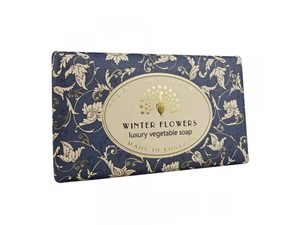 ENGLISH SOAP COMPANY VÁNOČNÍ TUHÉ MÝDLO ZIMNÍ KVĚTY - ŠEŘÍK, YLANG YLANG & RŮŽE, 190G - MÝDLA - HOME DECOR
