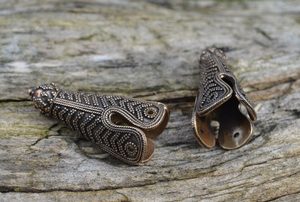 VIKINSKÁ KONCOVKA NA ČEPICI, BIRKA, BRONZ - BROŽE A KNOFLÍKY - ŠPERKY