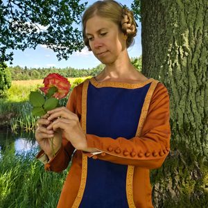 DÁMSKÝ STŘEDOVĚKÝ ODĚV - ŠLECHTIČNA / MĚŠŤANKA, 2. POLOVINA 14. STOLETÍ - DÁMSKÉ ODĚVY - MÓDA