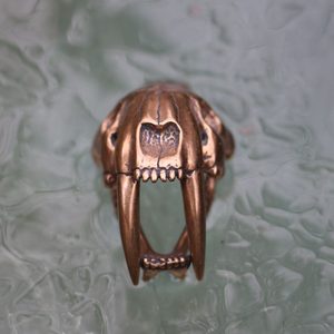 ŠAVLOZUBÝ TYGR, MACHAIRODUS - SMILODON, VELKÝ PŘÍVĚŠEK NA KRK, BRONZ - PŘÍVĚSKY - ŠPERKY