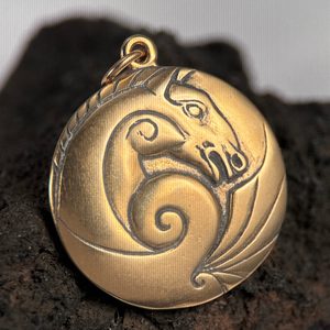 KELTSKÝ KŮŇ AMULET BRONZ - PŘÍVĚSKY - ŠPERKY