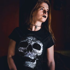 CELTIC SKULL TRIČKO ČB DÁMSKÉ - TRIČKA DÁMSKÁ{% if kategorie.adresa_nazvy[0] != zbozi.kategorie.nazev %} - NAAV{% endif %}