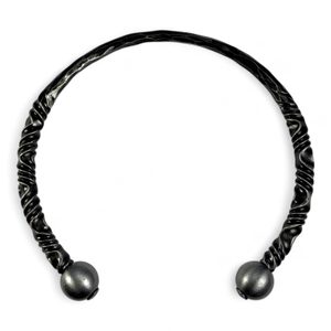 KOVANÝ TORQUES UKONČENÝ KULIČKAMI - KOVANÉ VÝROBKY - KOVÁŘSTVÍ A MINCE