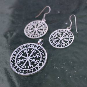 VEGVÍSIR - ISLANDSKÝ KOMPAS, STŘÍBRNÉ NÁUŠNICE A STŘÍBRNÝ PŘÍVĚSEK, AG 925 - SETY STŘÍBRNÝCH ŠPERKŮ - STŘÍBRNÉ ŠPERKY
