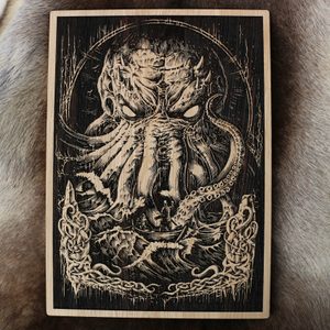 CTHULHU NÁSTĚNNÁ DEKORACE, DŘEVO 32X46CM - SOŠKY, RELIÉFY, TRUHLY{% if kategorie.adresa_nazvy[0] != zbozi.kategorie.nazev %} - DŘEVO - VÝROBKY A OBRAZY{% endif %}