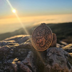 ČESKOSLOVENSKÝ HRANIČNÍ SLOUP, PŘÍVĚSEK, STAROMOSAZ - VŠECHNY AMULETY, VLASTNÍ VÝROBA - ŠPERKY