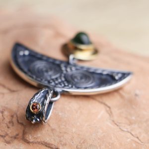 LUNA - POZLACENÝ STŘÍBRNÝ PŘÍVĚSEK S VLTAVÍNEMA GRANÁTEM, AG 925 - ŠPERKY S VLTAVÍNY - STŘÍBRNÉ ŠPERKY