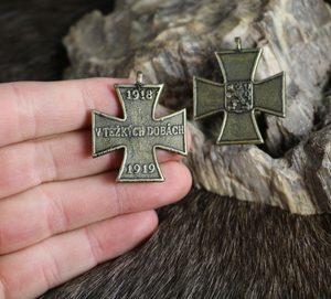 KŘÍŽ V TĚŽKÝCH DOBÁCH 1918-1919, REPRODUKCE, STAROMOSAZ - VŠECHNY AMULETY, VLASTNÍ VÝROBA - ŠPERKY