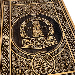 MJÖLLNIR - THOROVO KLADIVO, NÁSTĚNNÁ DEKORACE, DŘEVO 32X44CM - DŘEVĚNÉ OBRAZY - HOME DECOR