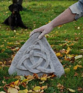 TRIQUETRA KAMENNÝ RELIÉF Z PÍSKOVCE - ZAHRADNÍ DEKORACE, SOCHAŘSTVÍ{% if kategorie.adresa_nazvy[0] != zbozi.kategorie.nazev %} - SOŠKY, ZAHRADNÍ DEKORACE{% endif %}