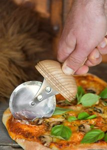 Roulette à pizza en forme de glaive romain