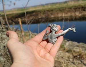 ŽENA S KVĚTINAMI, SECESNÍ BROŽ, CÍN - BROŽE - ŠPERKY
