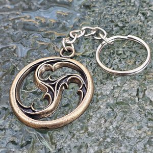 GOTICKÝ TRISKEL, OKNO KATEDRÁLY, KLÍČENKA, ZINEK, STAROMOSAZ - KLÍČENKY Z KOVU - ŠPERKY