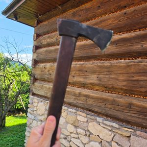 VALASKA Hache des Carpates forgée traditionnelle