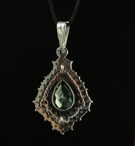 MOLDAU, STŘÍBRNÝ PŘÍVĚSEK S VLTAVÍNEM A GRANÁTEM, AG 925 - ŠPERKY S VLTAVÍNY - STŘÍBRNÉ ŠPERKY