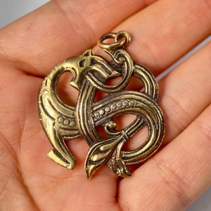 VIKINSKÝ MOŘSKÝ DRAK, BRONZOVÝ AMULET - PŘÍVĚSKY - ŠPERKY
