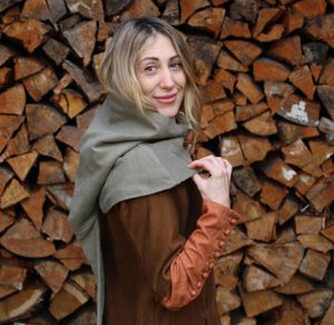 DÁMSKÝ STŘEDOVĚKÝ ODĚV - ŽENA MĚŠŤANKA - STŘEDNÍ VRSTVA, 2. POLOVINA 14. STOLETÍ - DÁMSKÉ ODĚVY - MÓDA