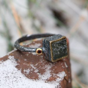 QUANTUM, LUXUSNÍ STŘÍBRNÝ PRSTEN S VLTAVÍNEM, AG 925 - ŠPERKY S VLTAVÍNY - STŘÍBRNÉ ŠPERKY