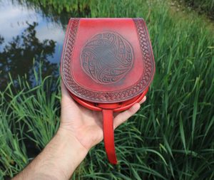 VENDEL, VIKINGSKÁ KOŽENÁ BRAŠNA, ČERVENÁ - BRAŠNY Z KŮŽE - SEDLÁŘSTVÍ
