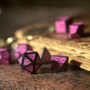 HRACÍ KOSTKY CALL OF CTHULHU 7TH EDITION DICE SET BLACK & MAGENTA (7) - FIGURKY, LAMPY, TĚŽÍTKA{% if kategorie.adresa_nazvy[0] != zbozi.kategorie.nazev %} - FIGURKY, DEKORACE, ČÍŠE{% endif %}