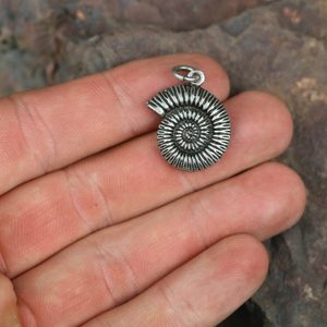 AMONIT, PŘÍVĚŠEK, ZINEK STAROSTŘÍBRO - ZVÍŘECÍ AMULETY - ŠPERKY