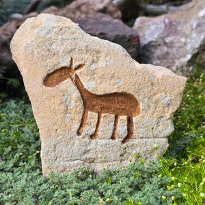 PETROGLYPH - TESÁNO DO KAMENE - ZAHRADNÍ DEKORACE - HOME DECOR