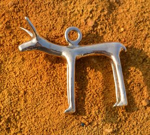 KELTSKÝ PES ČI SRNA, AMULET, BÓJOVÉ, OPPIDUM STARÉ HRADISKO, REPLIKA, BRONZ - PŘÍVĚSKY - ŠPERKY