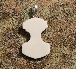 THOROVO KLADIVO, KOSTĚNÝ AMULET - VÝROBKY Z PAROHU A ROHU - TÁBOŘENÍ A ŘEMESLA
