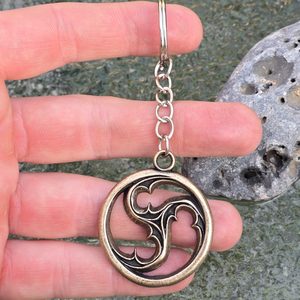 GOTICKÝ TRISKEL, OKNO KATEDRÁLY, KLÍČENKA, ZINEK, STAROMOSAZ - KLÍČENKY Z KOVU - ŠPERKY