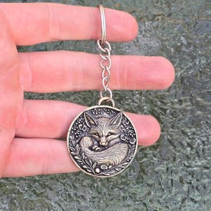 SPÍCÍ LIŠKA, KLÍČENKA, ZINEK, STAROMOSAZ - KLÍČENKY Z KOVU - ŠPERKY