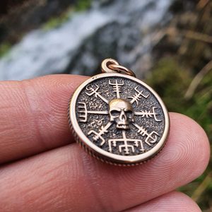 VEGVÍSIR SKULL - ISLANDSKÁ RUNA, PŘÍVĚŠEK BRONZ - PŘÍVĚSKY - ŠPERKY