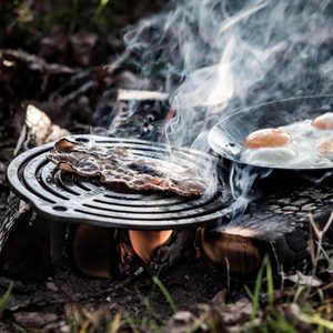 LITINOVÝ ROŠT S NOŽIČKAMI 23 CM PETROMAX - OSTATNÍ BUSHCRAFT VÝROBKY - TÁBOŘENÍ A ŘEMESLA