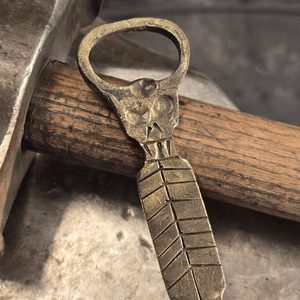 SKELETOR - OTVÍRÁK NA PIVO, KOVANÝ - KOVANÉ VÝROBKY - KOVÁŘSTVÍ A MINCE