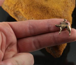 KELTSKÝ KANEC, NEUVY-EN-SULLIAS, PŘÍVĚŠEK BRONZ - PŘÍVĚSKY - ŠPERKY