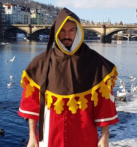 STŘEDOVĚKÁ KÁPĚ, PODŠITÁ - HNĚDÁ - POKRÝVKY HLAVY - MÓDA