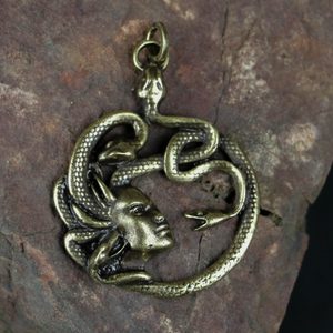 MEDUSA, ANTICKÝ TALISMAN, ZINEK, STAROMOSAZ - VŠECHNY AMULETY, VLASTNÍ VÝROBA - ŠPERKY