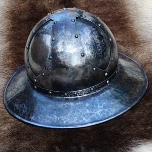 ŽELEZNÝ KLOBOUK, NÝTOVANÝ, STOCKHOLM 1300 - STŘEDOVĚKÉ PŘILBY - ZBROJE