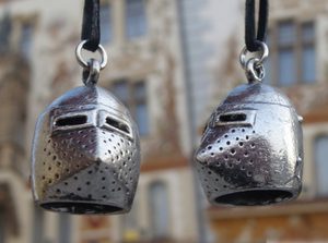 STŘEDOVĚKÁ PŘILBA - RYTÍŘ, PŘÍVĚSEK - STŘEDOVĚKÉ AMULETY - ŠPERKY
