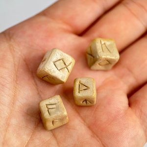 RUNOVÉ KOSTKY, FUTHARK - 4 KOSTKY - VIKINSKÉ DESKOVÉ HRY - HRY A KNIHY