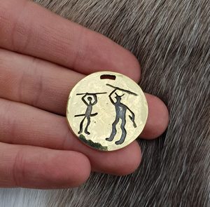 KRIGER, VÁLEČNICKÝ AMULET, SKALNÍ RYTINA TANUM, ŠVÉDSKO, MOSAZ - PŘÍVĚŠKY, NÁHRDELNÍKY{% if kategorie.adresa_nazvy[0] != zbozi.kategorie.nazev %} - ŠPERKY - BRONZ, ZINEK, BIŽUTERIE{% endif %}